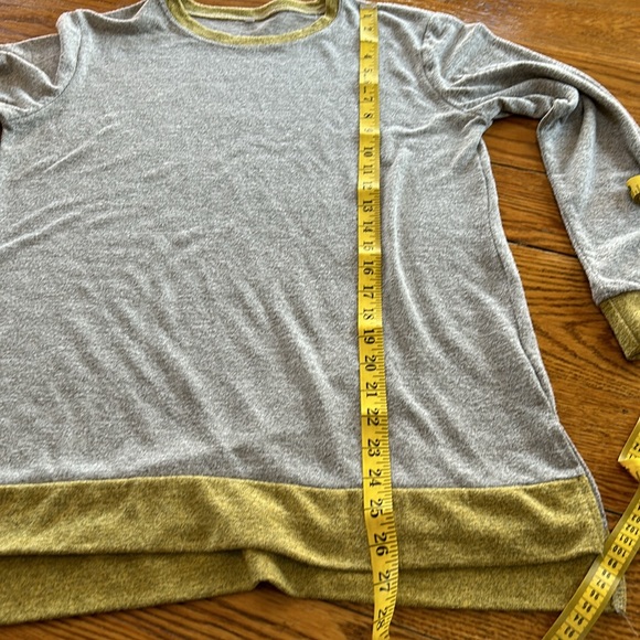 Gray and mustard color sweater. Size medium. Measurements in photos. No brand. - Picture 7 of 11